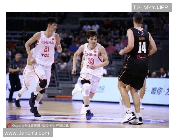 中国男篮蓝队迎战加拿大男篮全力争胜展现实力与团队精神